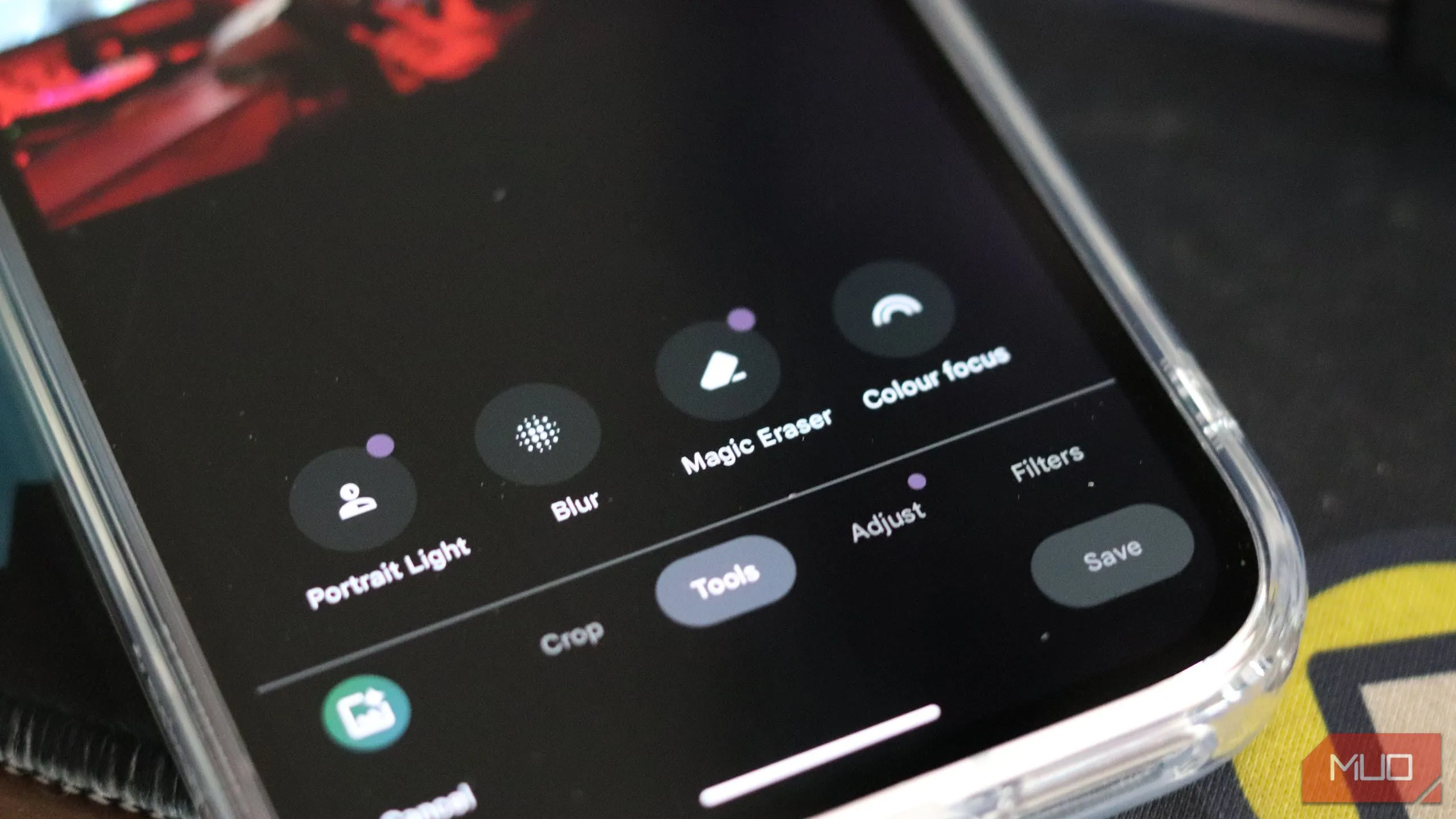 Tính năng Magic Eraser của Google Photos đang xóa vật thể không mong muốn trên điện thoại Pixel