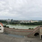 Toàn cảnh thành phố và sông chụp bằng chế độ panorama ngang truyền thống