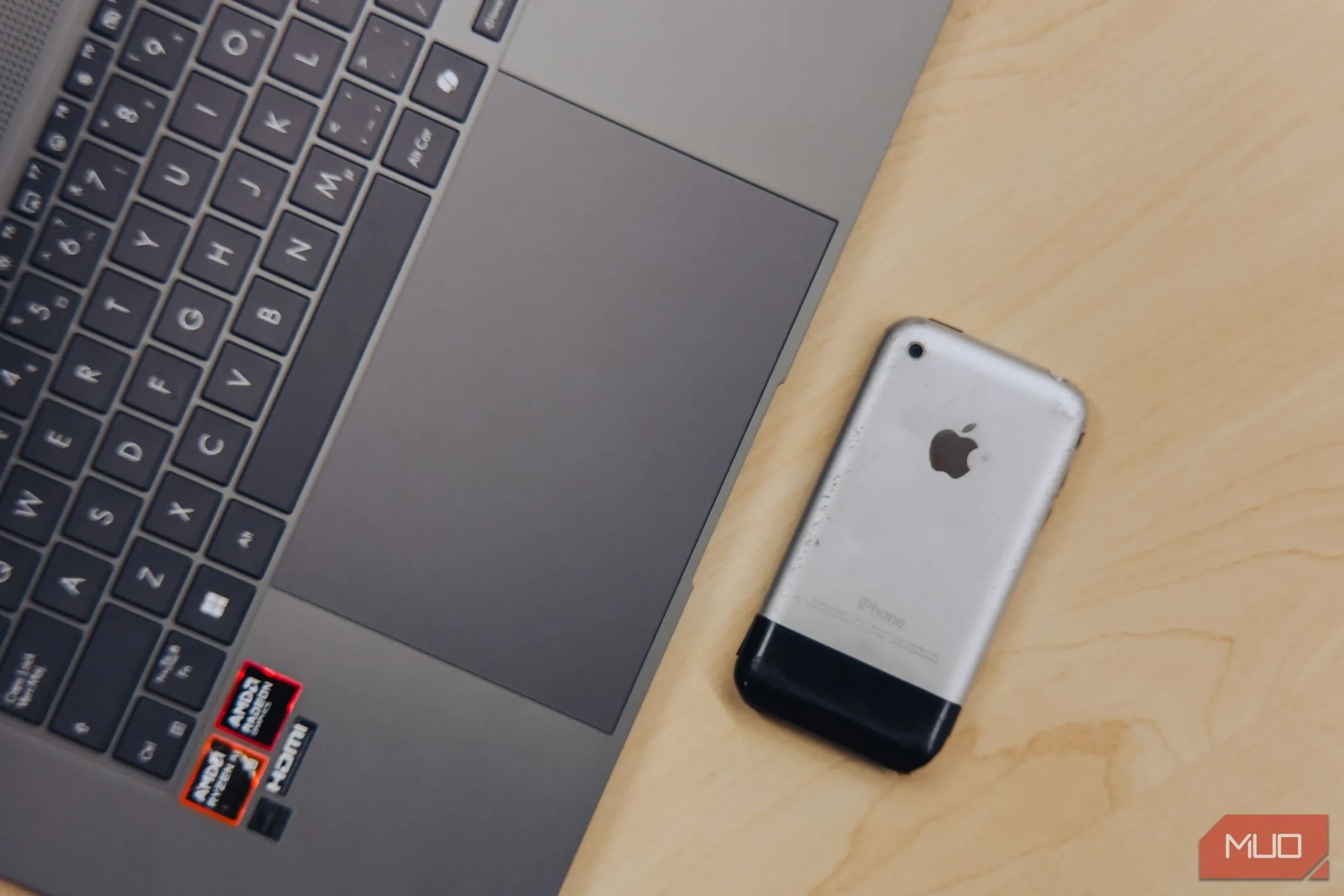 Trackpad lớn của ASUS Zenbook S 16 OLED cạnh iPhone 2G
