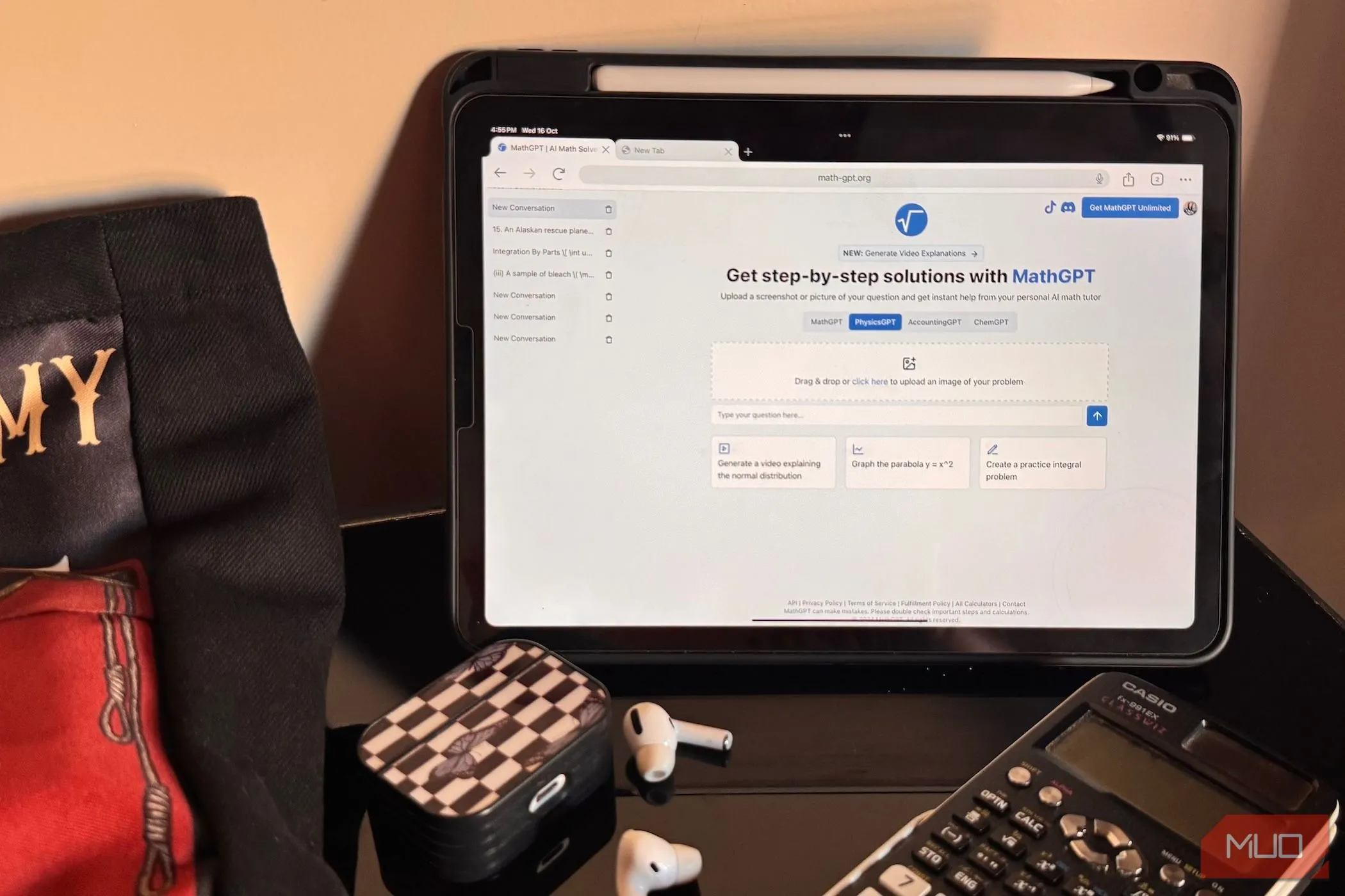 Trải nghiệm làm việc không gian linh hoạt với iPad, bàn phím rời và chuột, minh họa hạn chế khi không có bề mặt phẳng