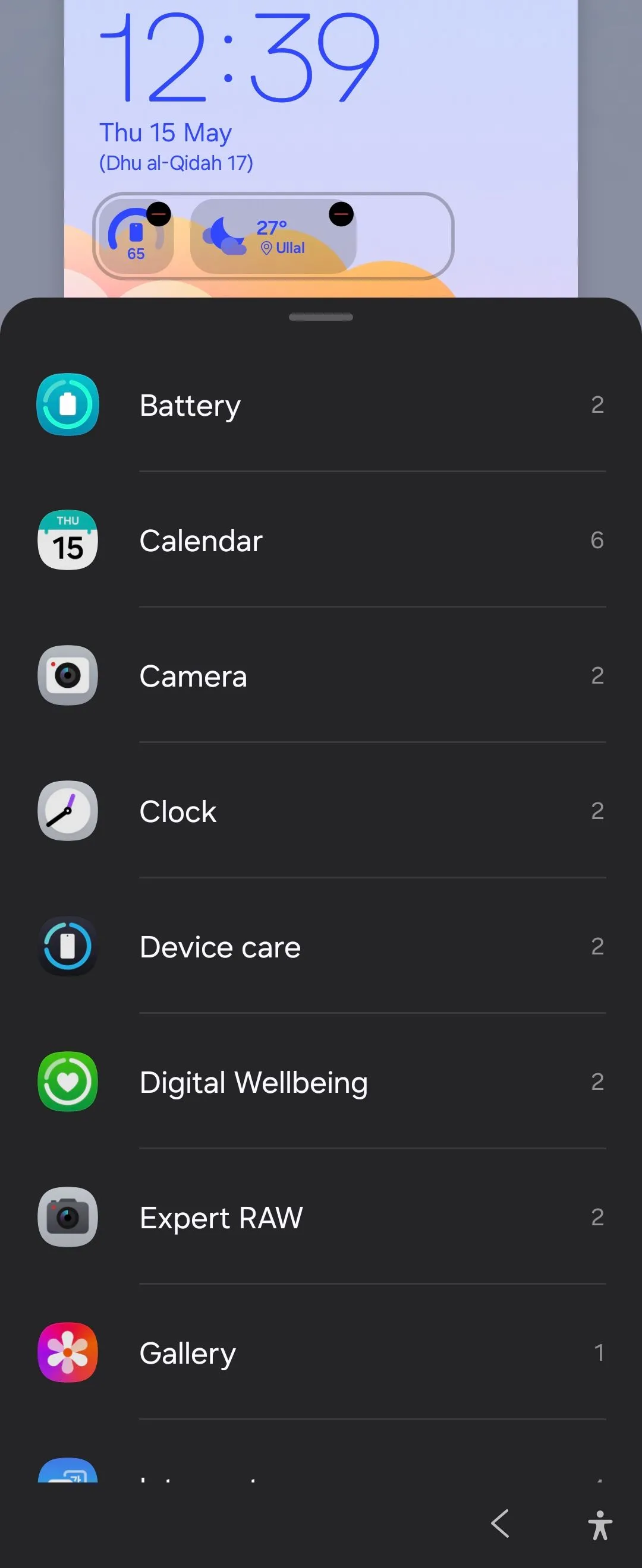 Trải nghiệm widget mini trên màn hình khóa Samsung Galaxy Z Flip 6 chạy One UI 7