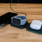 Trạm sạc không dây Infinacore T3 sạc đồng thời iPhone, Apple Watch và AirPods, thể hiện sự tiện lợi của sạc không dây đa thiết bị.