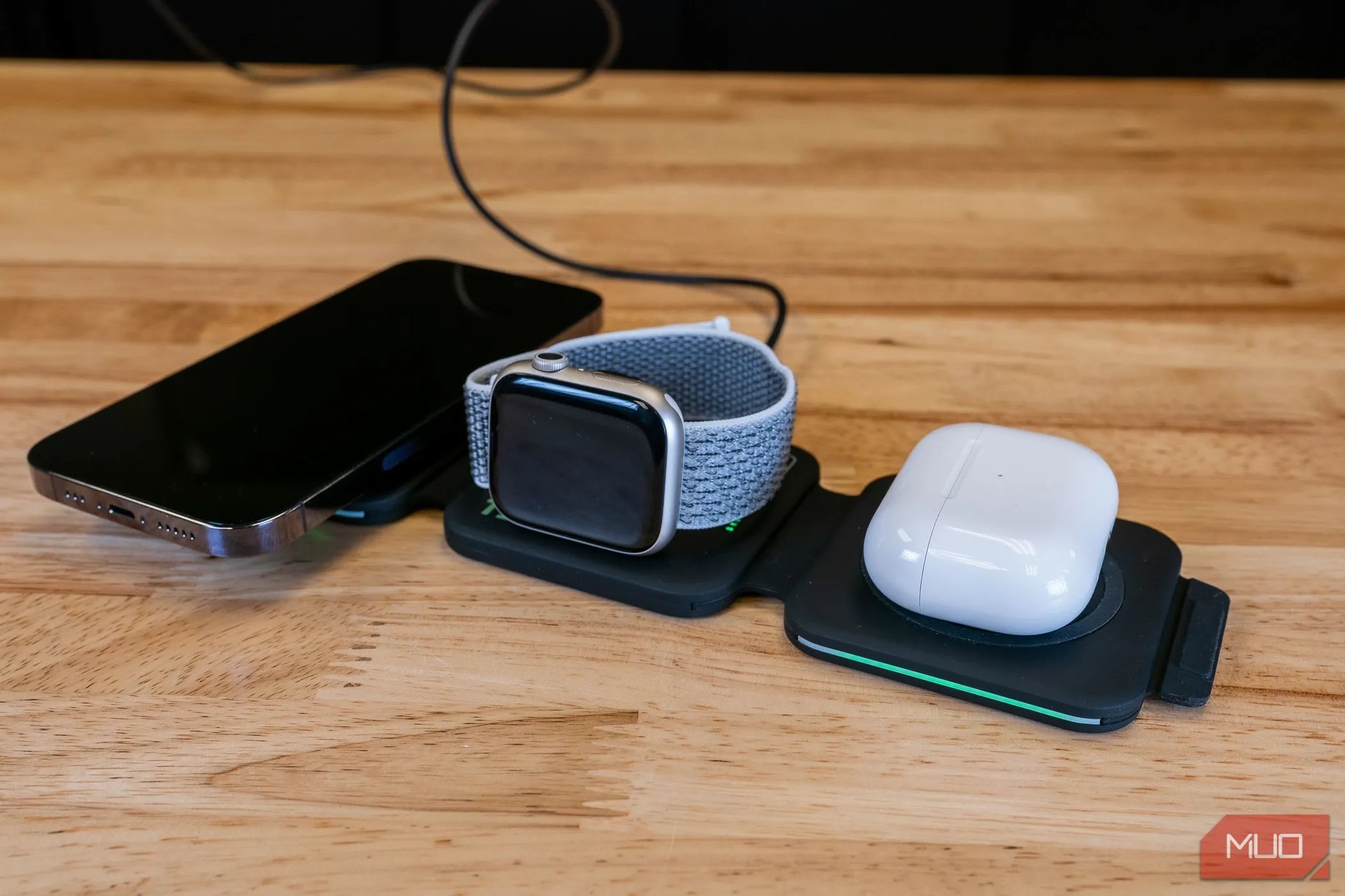 Trạm sạc không dây Infinacore T3 sạc đồng thời iPhone, Apple Watch và AirPods, thể hiện sự tiện lợi của sạc không dây đa thiết bị.