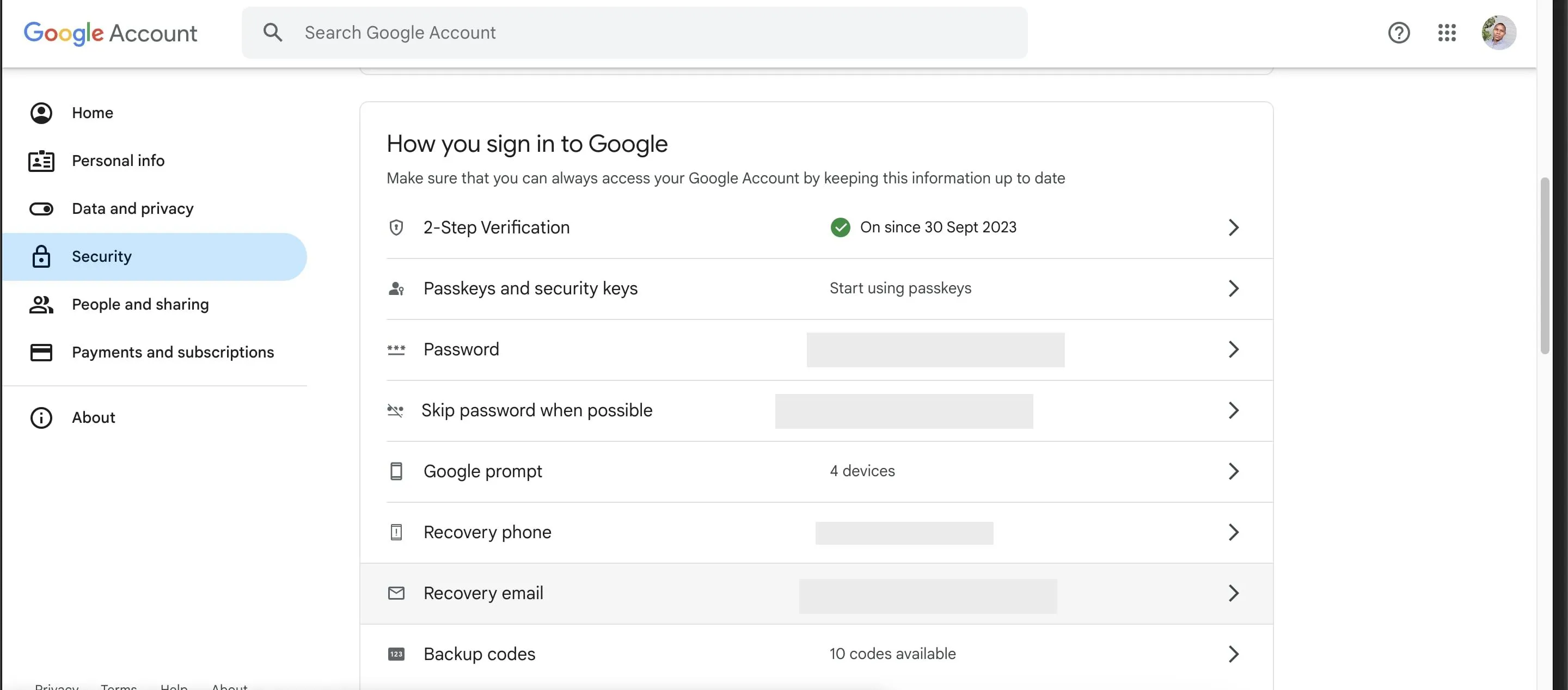 Trang cài đặt bảo mật tài khoản Google, nơi kiểm tra email và số điện thoại khôi phục Gmail