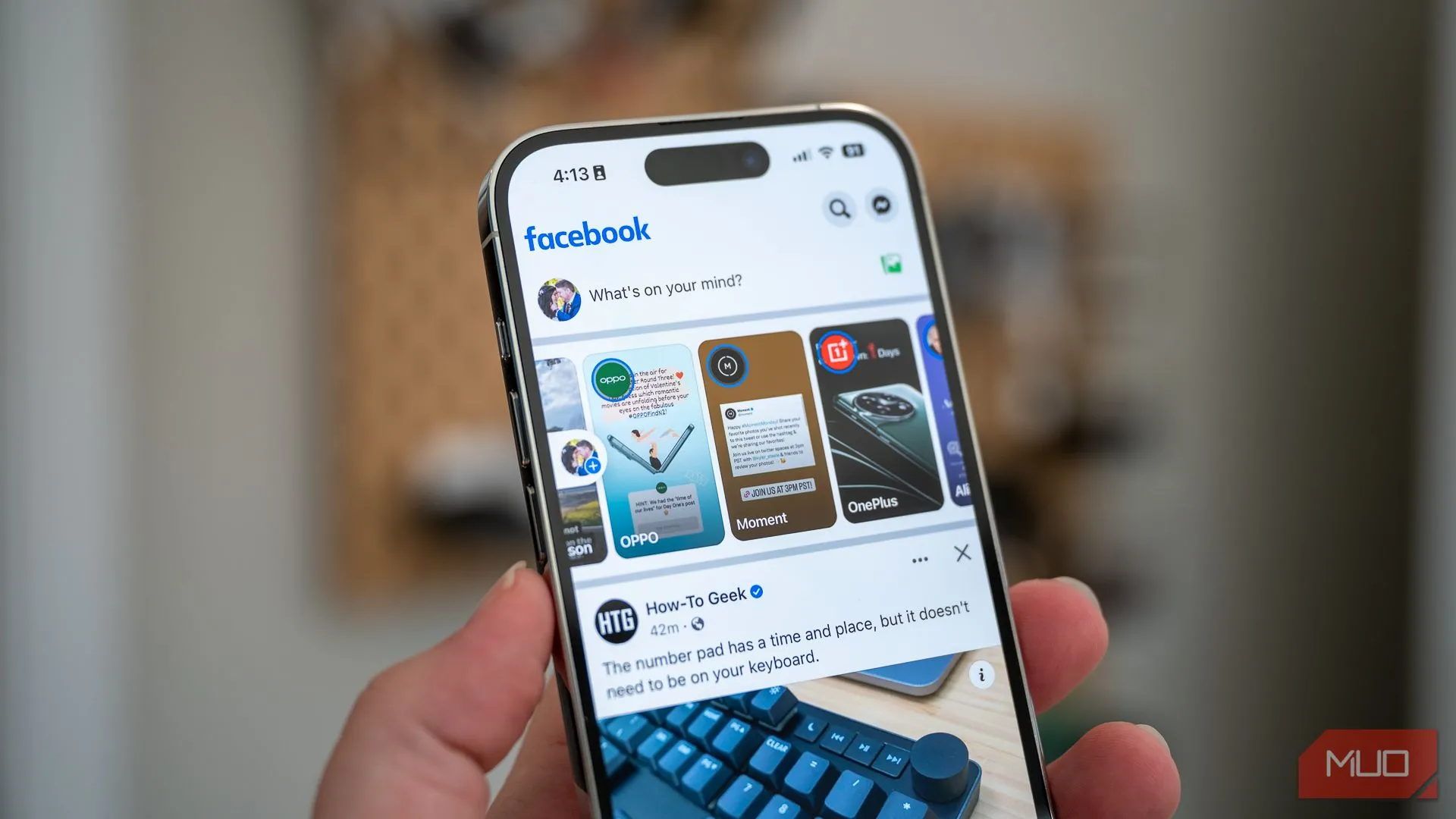 Trang chủ Facebook trên iPhone 14 Pro, minh họa cho việc bảo mật thông tin trên mạng xã hội