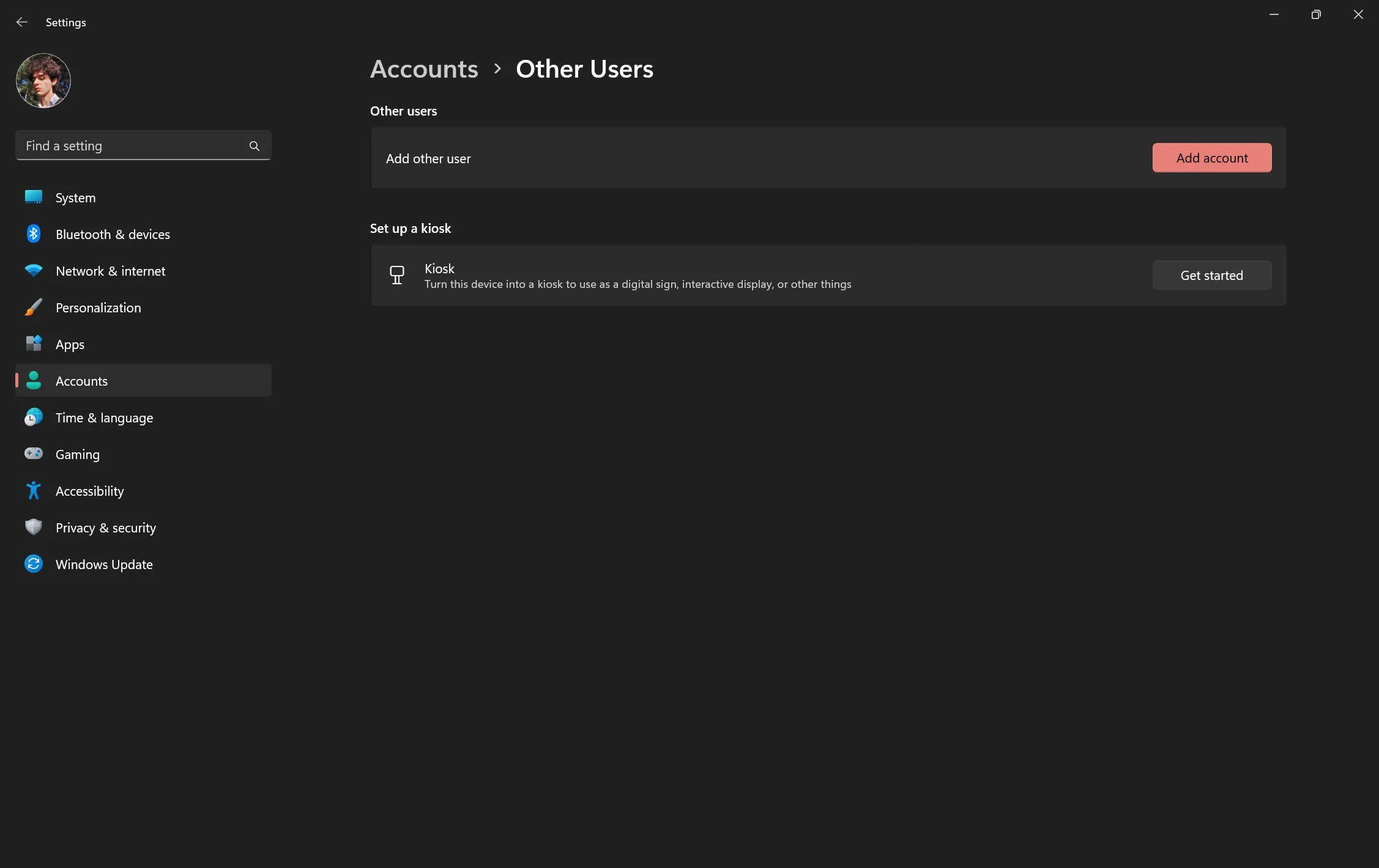 Trang &quot;Other Users&quot; trong ứng dụng Settings của Windows, minh họa không gian trống lãng phí.
