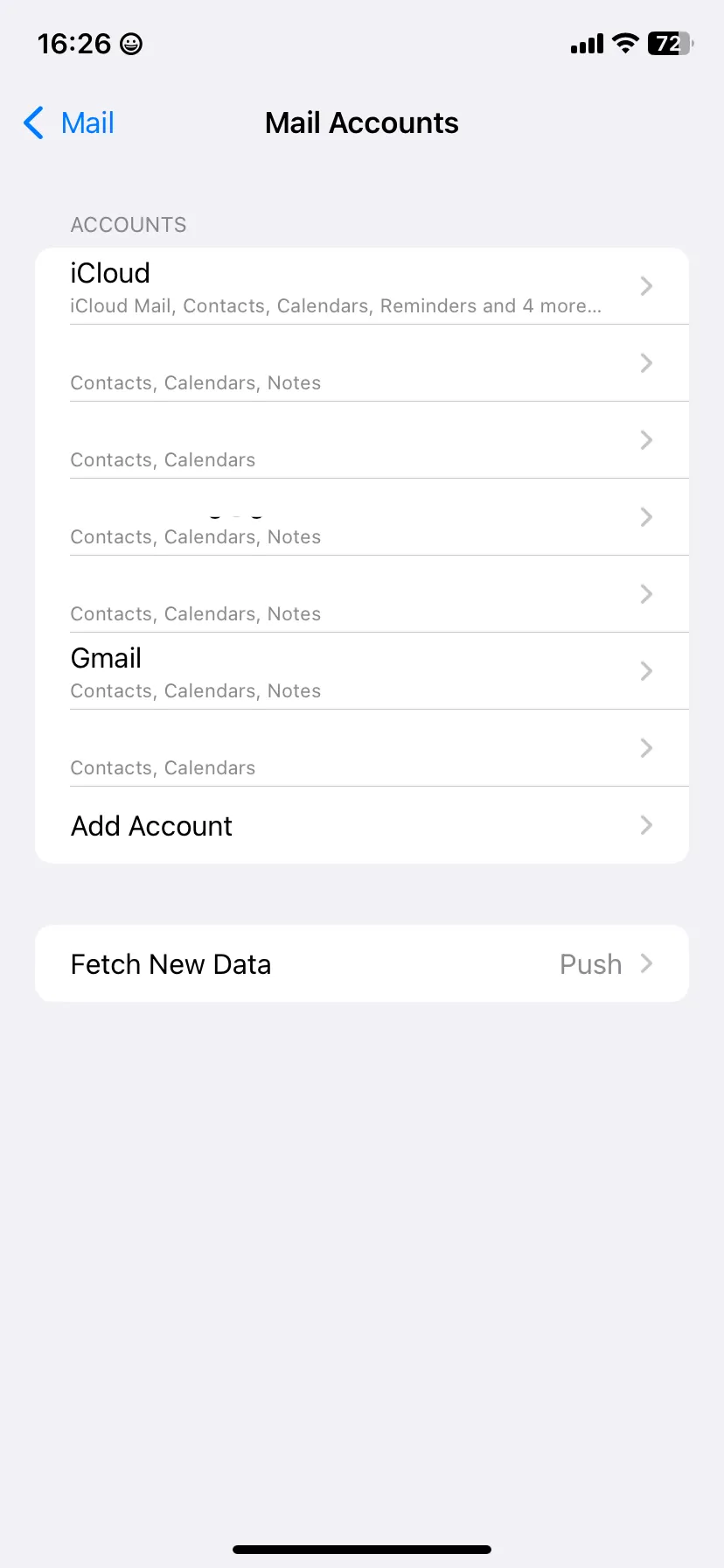 Trang Tài khoản Mail trong cài đặt iOS, hiển thị danh sách các tài khoản email.