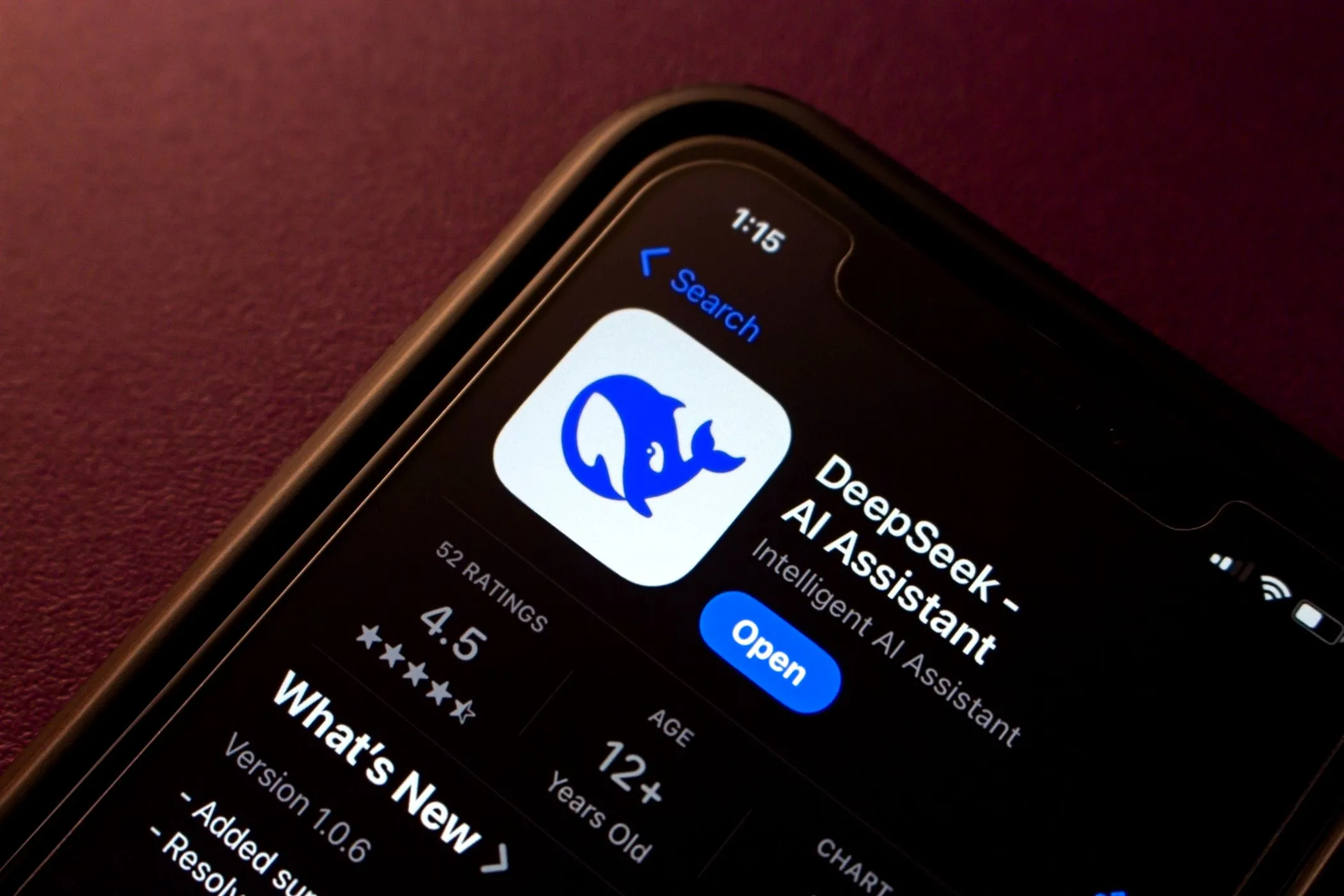 Trang tải xuống Deepseek AI Chatbot trên Apple App Store, minh họa sự cẩn trọng khi cài đặt ứng dụng để bảo vệ eSIM