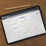 Trang web FlashKa hiển thị trên iPad cùng với bút Apple Pencil