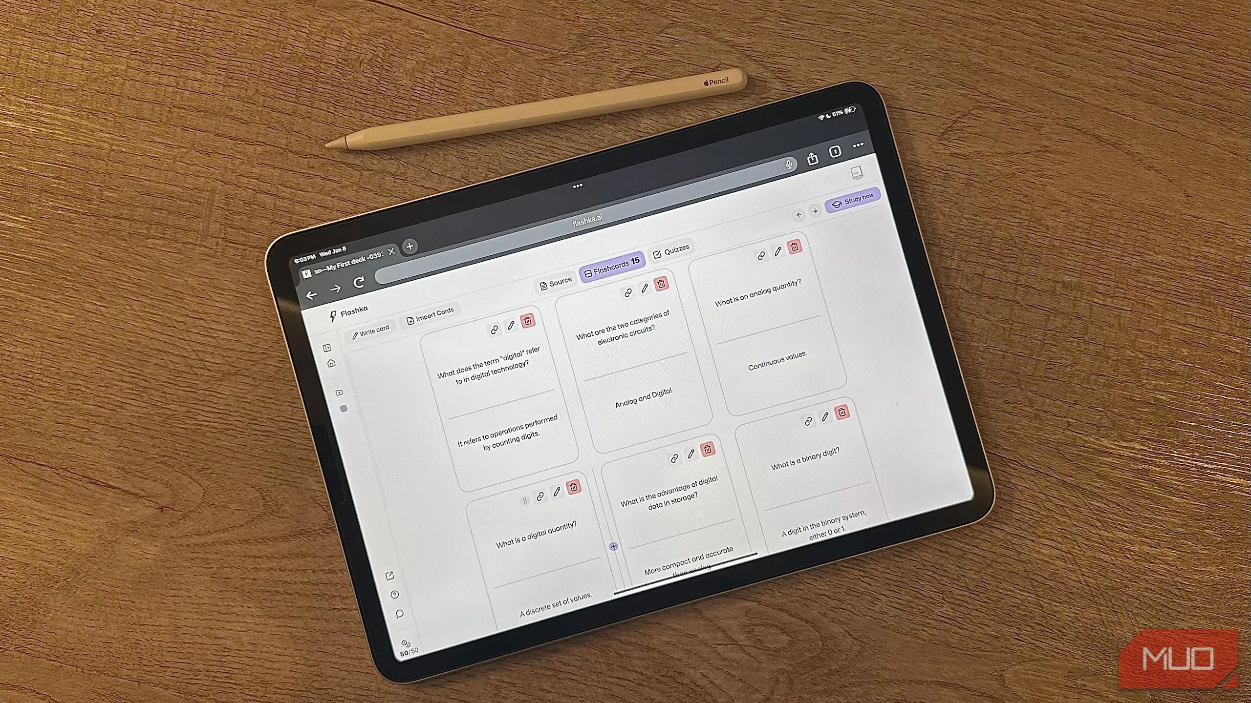 Trang web FlashKa hiển thị trên iPad cùng với bút Apple Pencil
