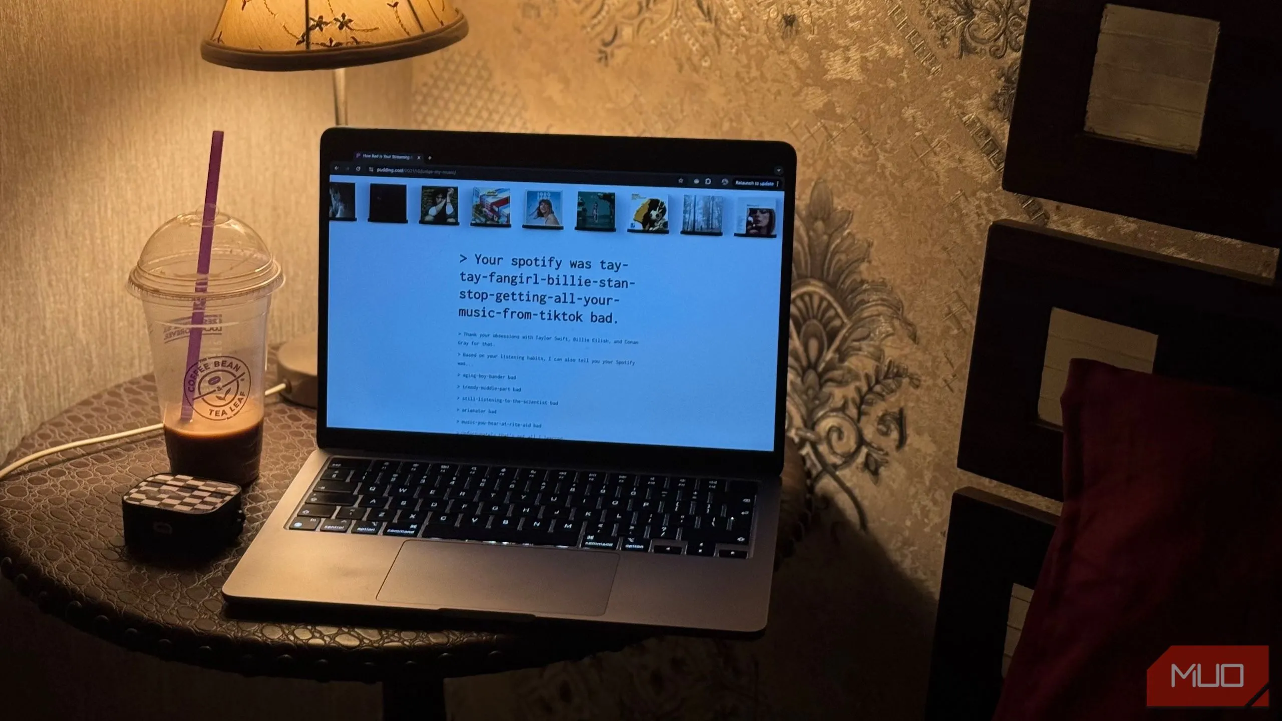 Trang web &quot;How Bad is Your Streaming Music&quot; trên MacBook cùng cốc cà phê, minh họa trải nghiệm duyệt web chung trên Dia hoặc các trình duyệt khác