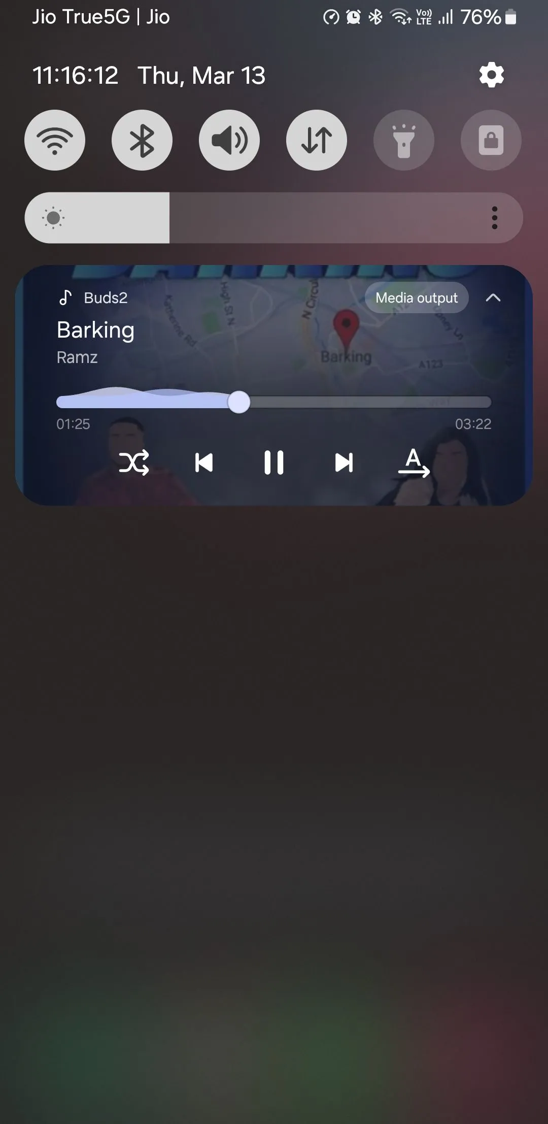 Trình điều khiển âm nhạc hiển thị trên bảng thông báo của Samsung