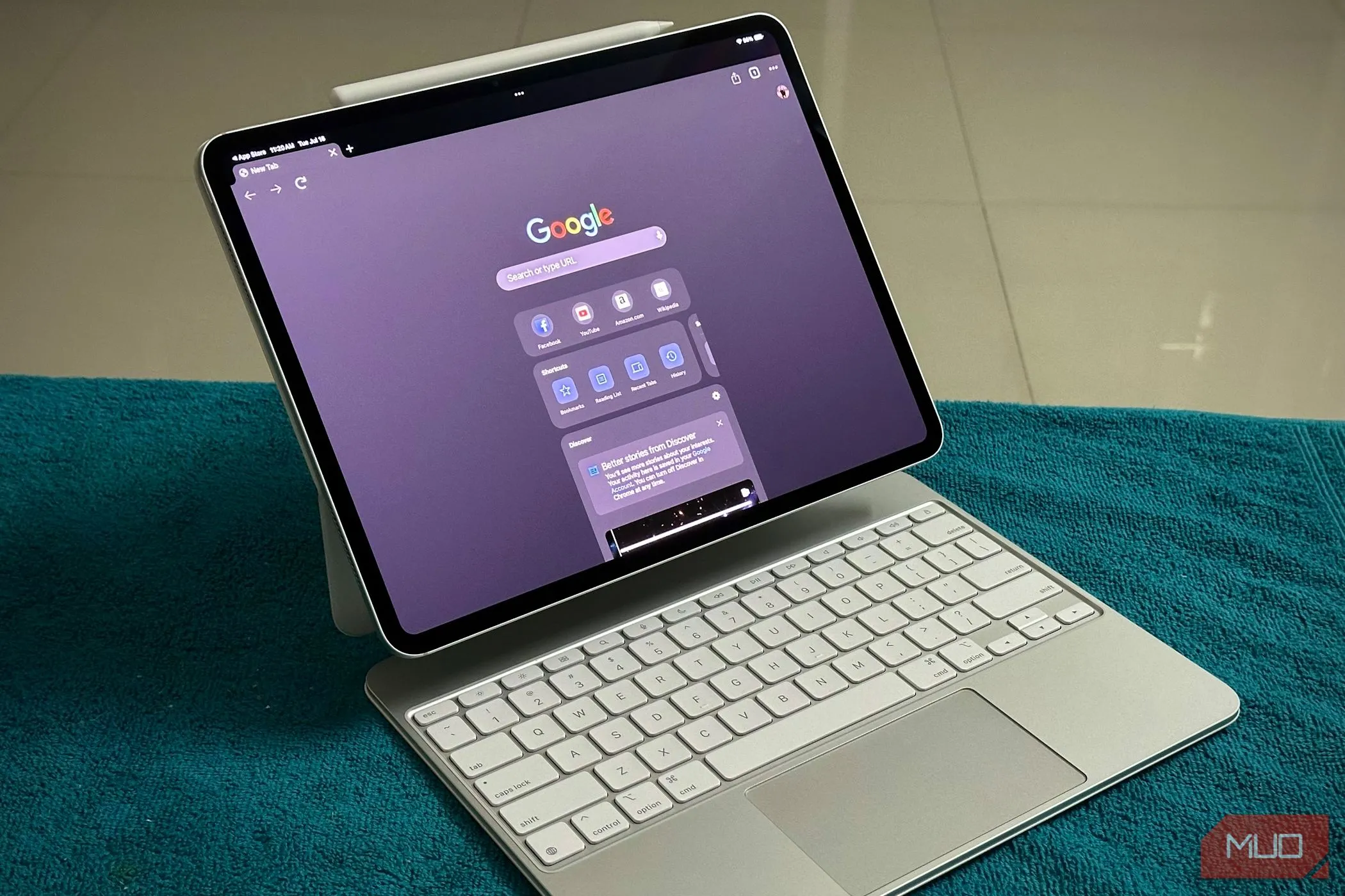 Trình duyệt Google Chrome trên iPad Pro gắn với bàn phím Magic Keyboard, minh họa trải nghiệm gõ phím trên tablet
