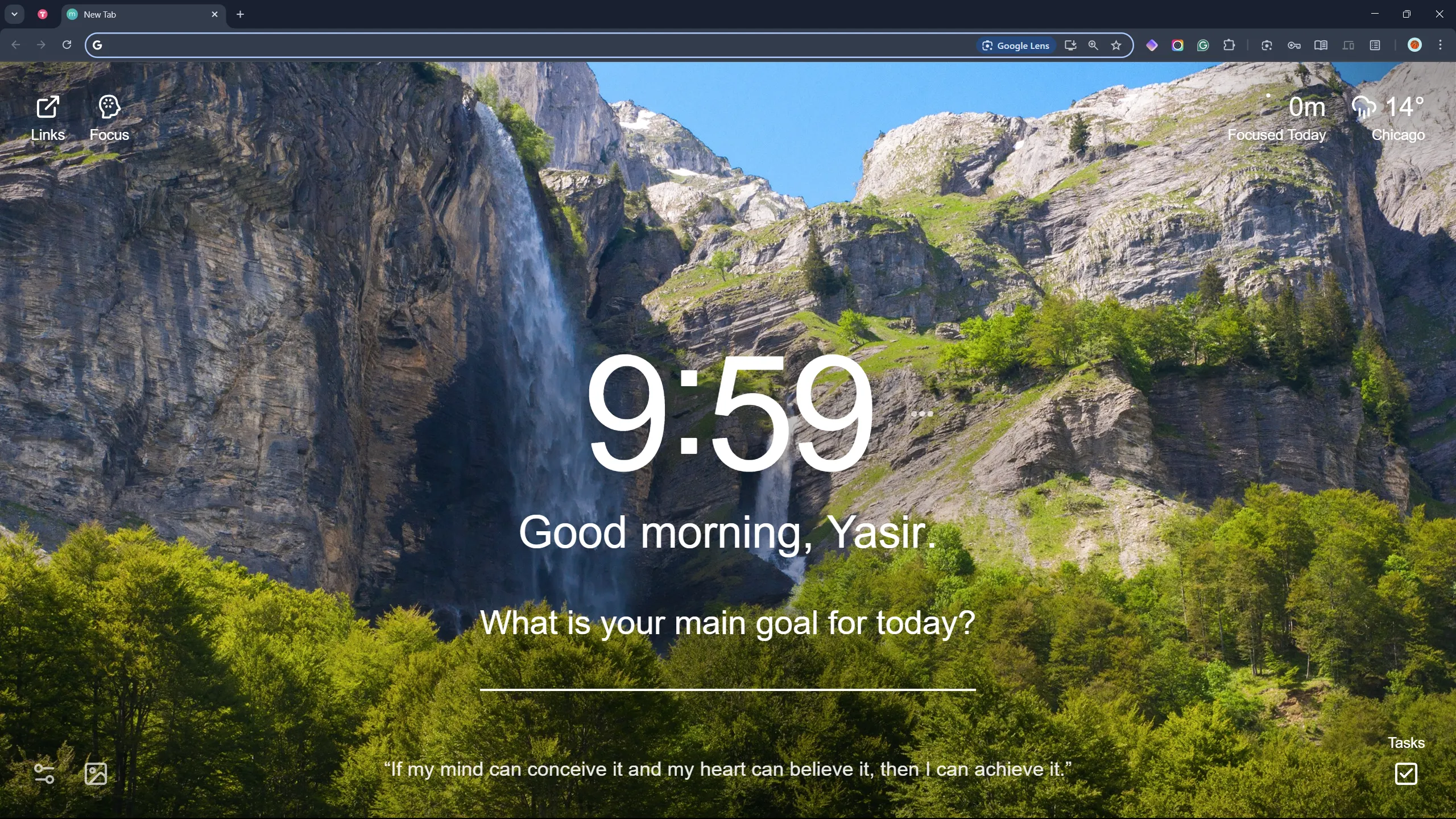 Trình duyệt Google Chrome với thiết lập tối giản cùng trang tab mới của tiện ích Momentum.