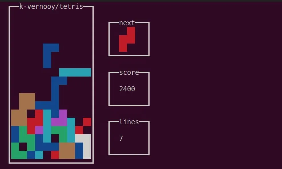 Trò chơi Tetris trong giao diện dòng lệnh Linux, với các khối màu sắc đang rơi xuống