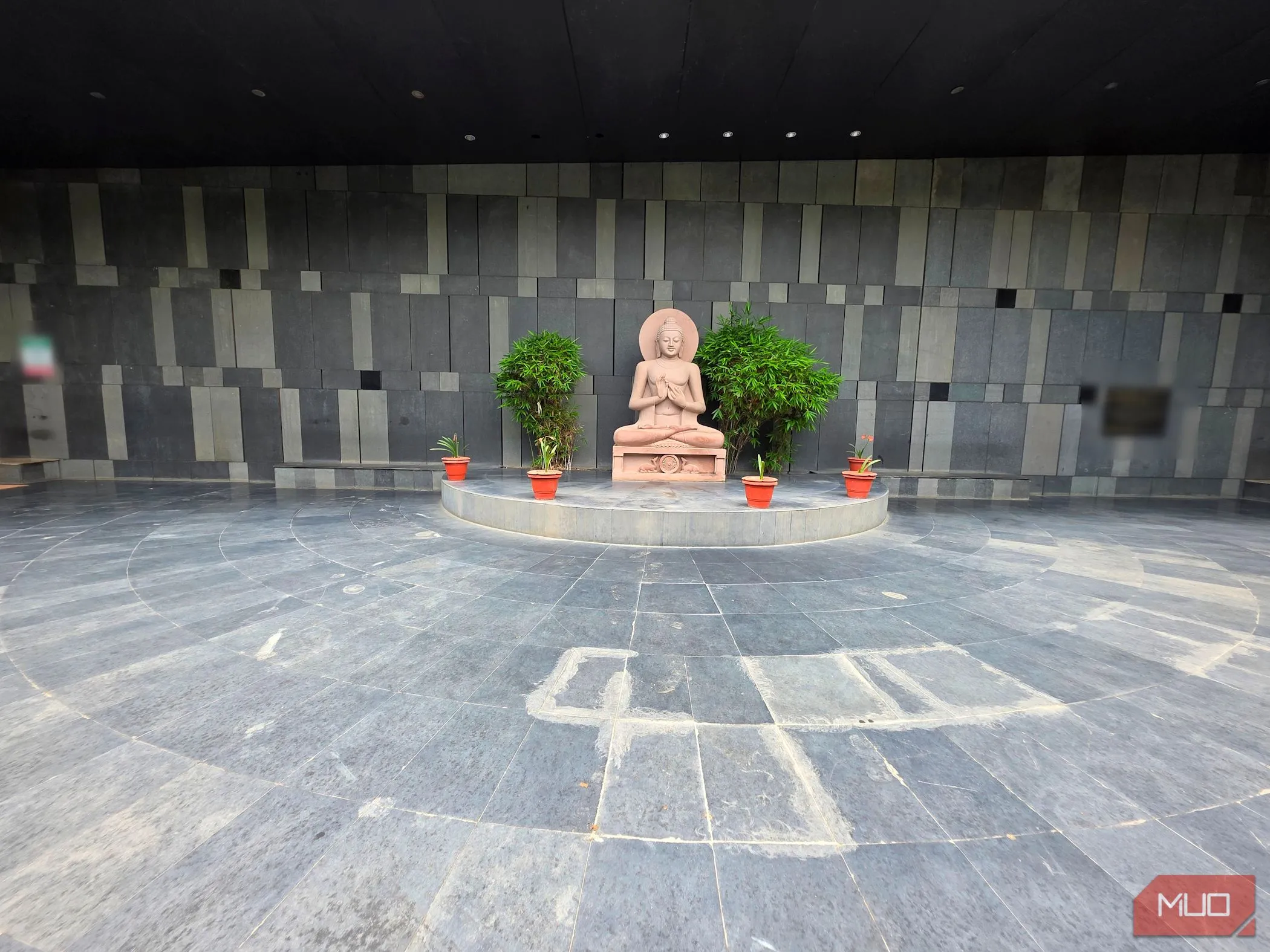 Tượng Phật được chụp bằng ống kính góc rộng, thể hiện hiệu ứng biến dạng nghệ thuật
