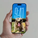 Tùy biến màn hình khóa iOS 26 với widget đồng hồ lớn và chủ thể, cho phép điều chỉnh vị trí và kích thước đồng hồ để phù hợp hình nền cá nhân.