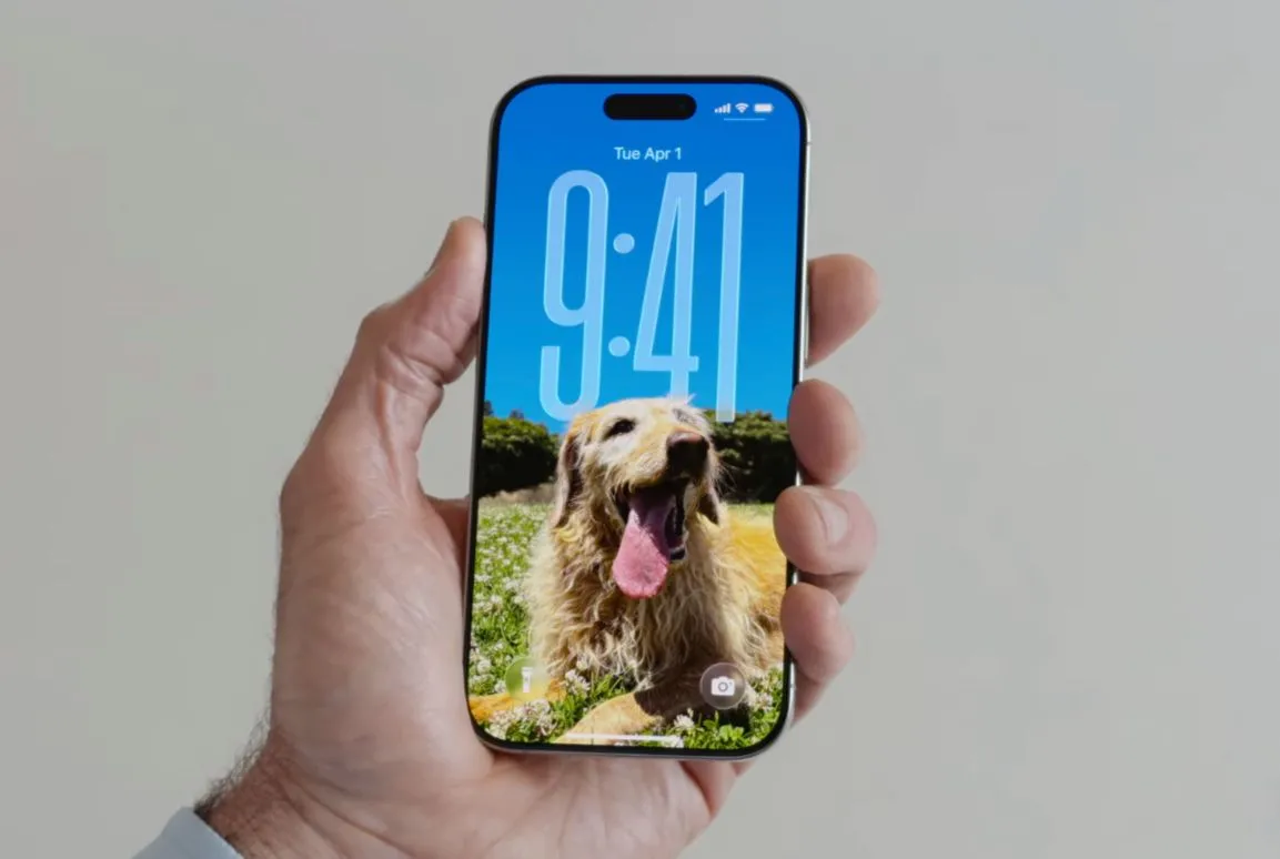 Tùy biến màn hình khóa iOS 26 với widget đồng hồ lớn và chủ thể, cho phép điều chỉnh vị trí và kích thước đồng hồ để phù hợp hình nền cá nhân.