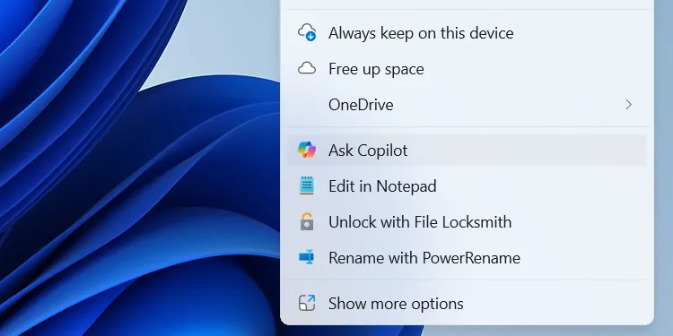 Tùy chọn "Ask Copilot" xuất hiện trong menu ngữ cảnh của File Explorer trên Windows.