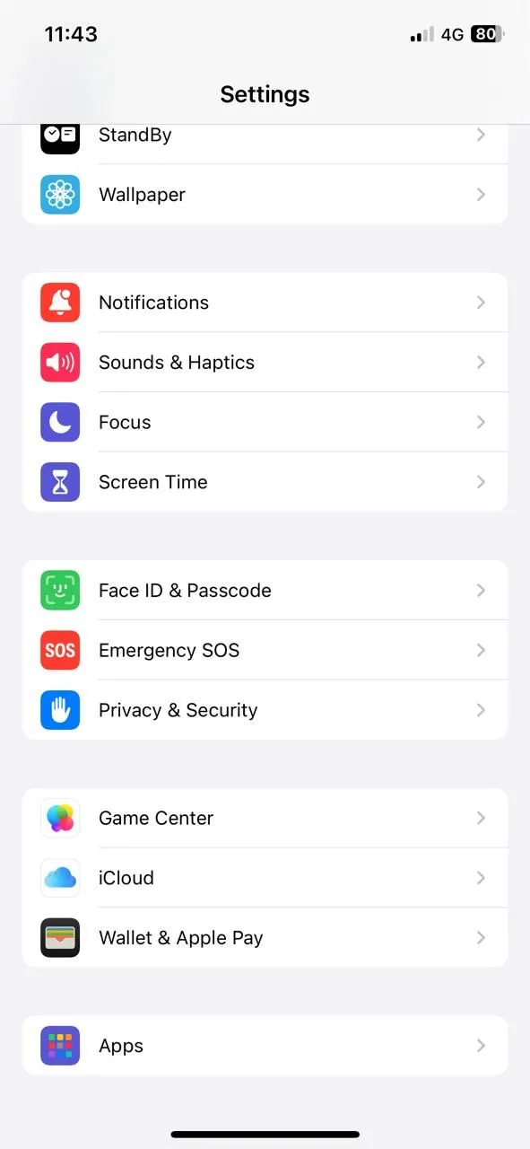 Ứng dụng Cài đặt trên iPhone hiển thị menu Quyền riêng tư &amp; Bảo mật