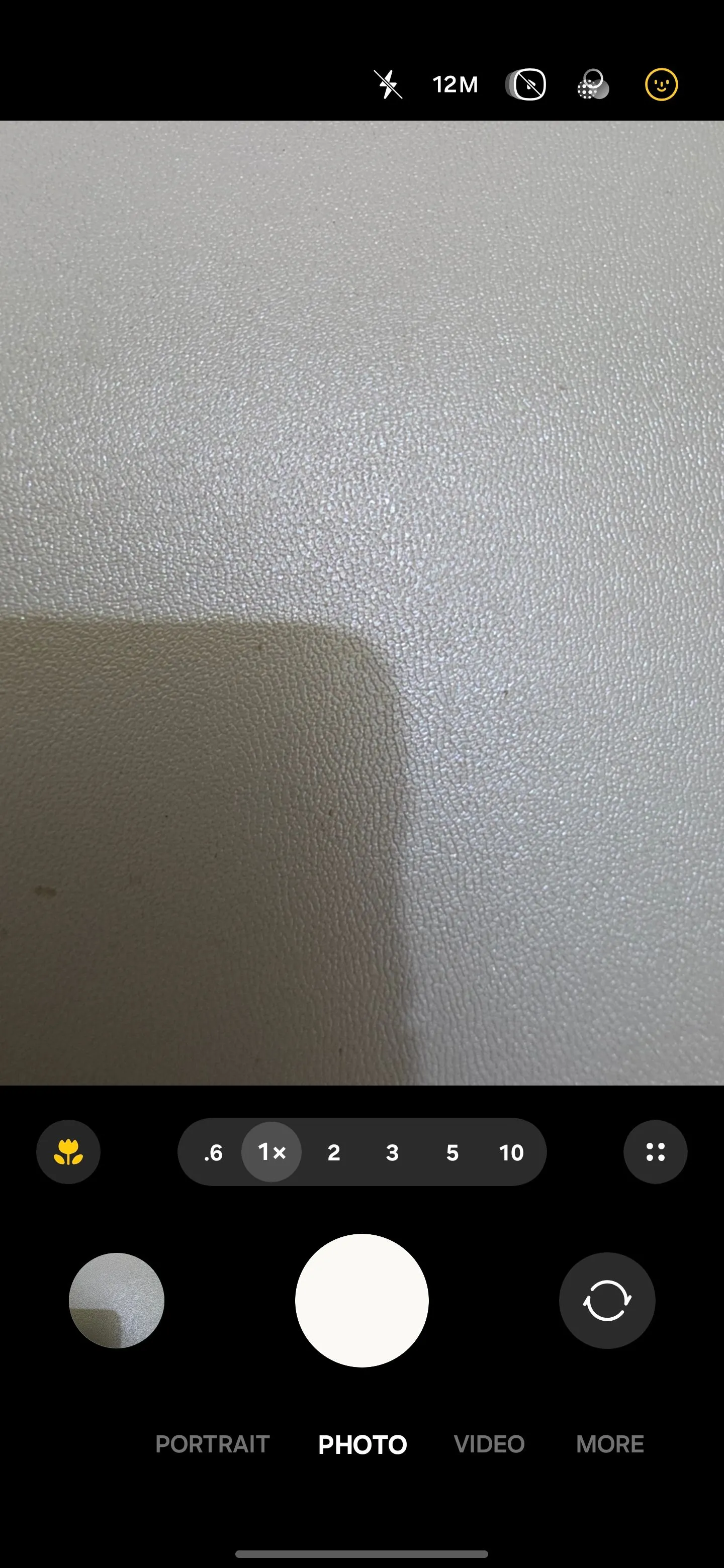 Ứng dụng camera trên Samsung S25 Ultra với nút 'Thêm' để truy cập các chế độ chụp nâng cao