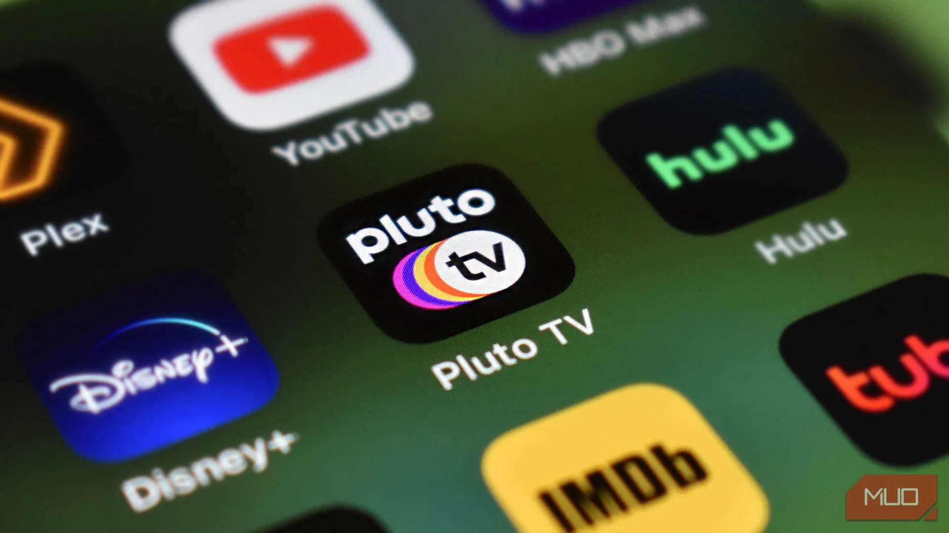 Ứng dụng dịch vụ streaming trên điện thoại, tập trung vào Pluto TV, minh họa giải pháp thay thế Netflix