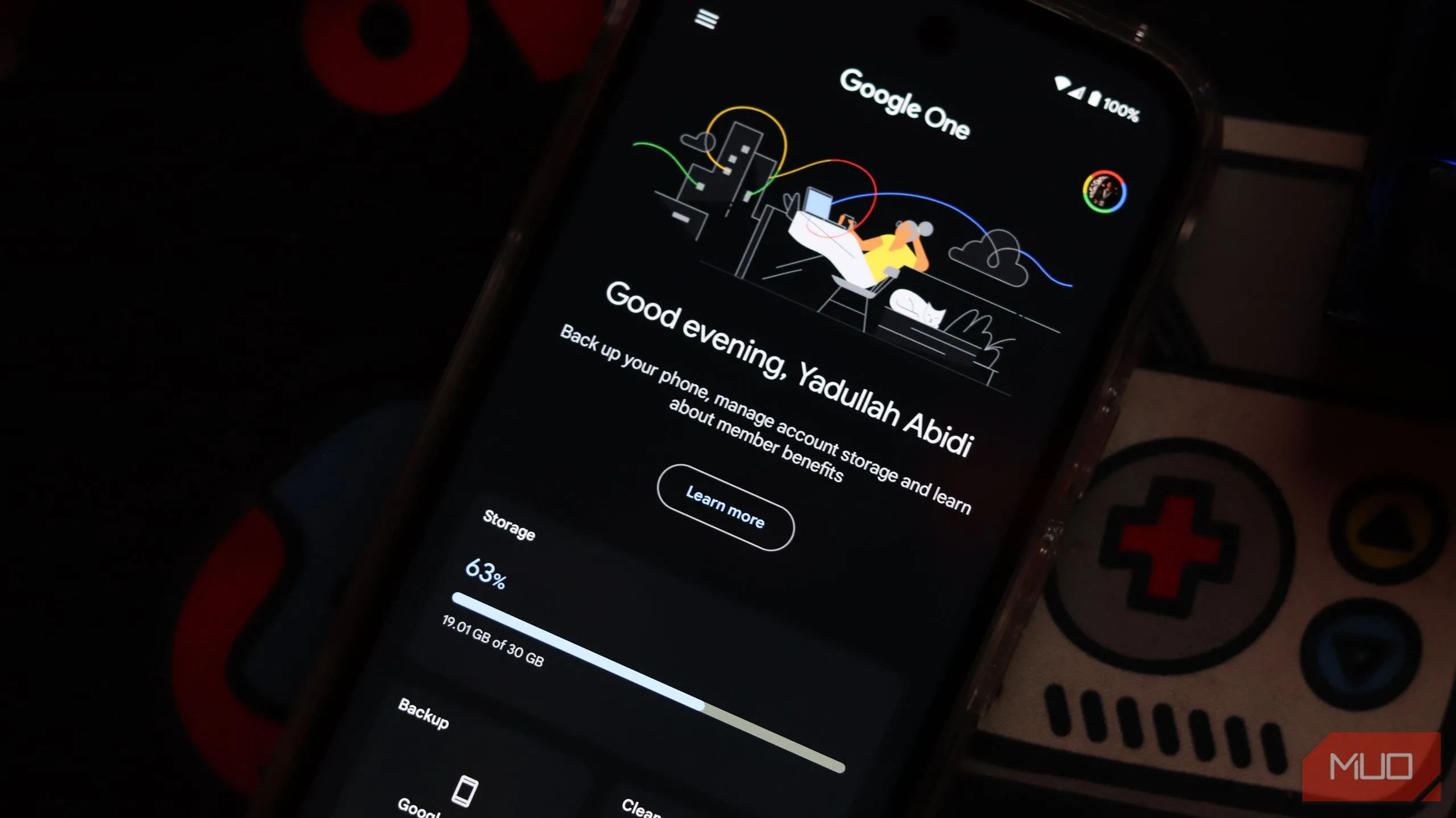 Ứng dụng Google One trên điện thoại thông minh, hiển thị các tùy chọn quản lý gói và chia sẻ