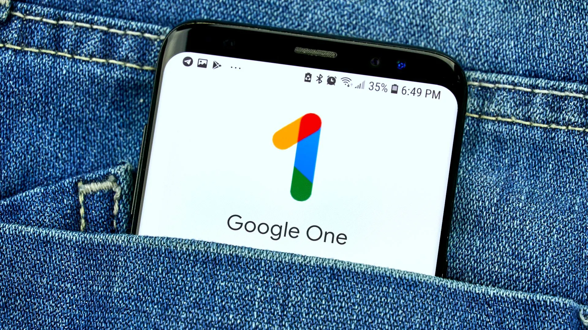 Ứng dụng Google One trên màn hình điện thoại trong túi quần jean
