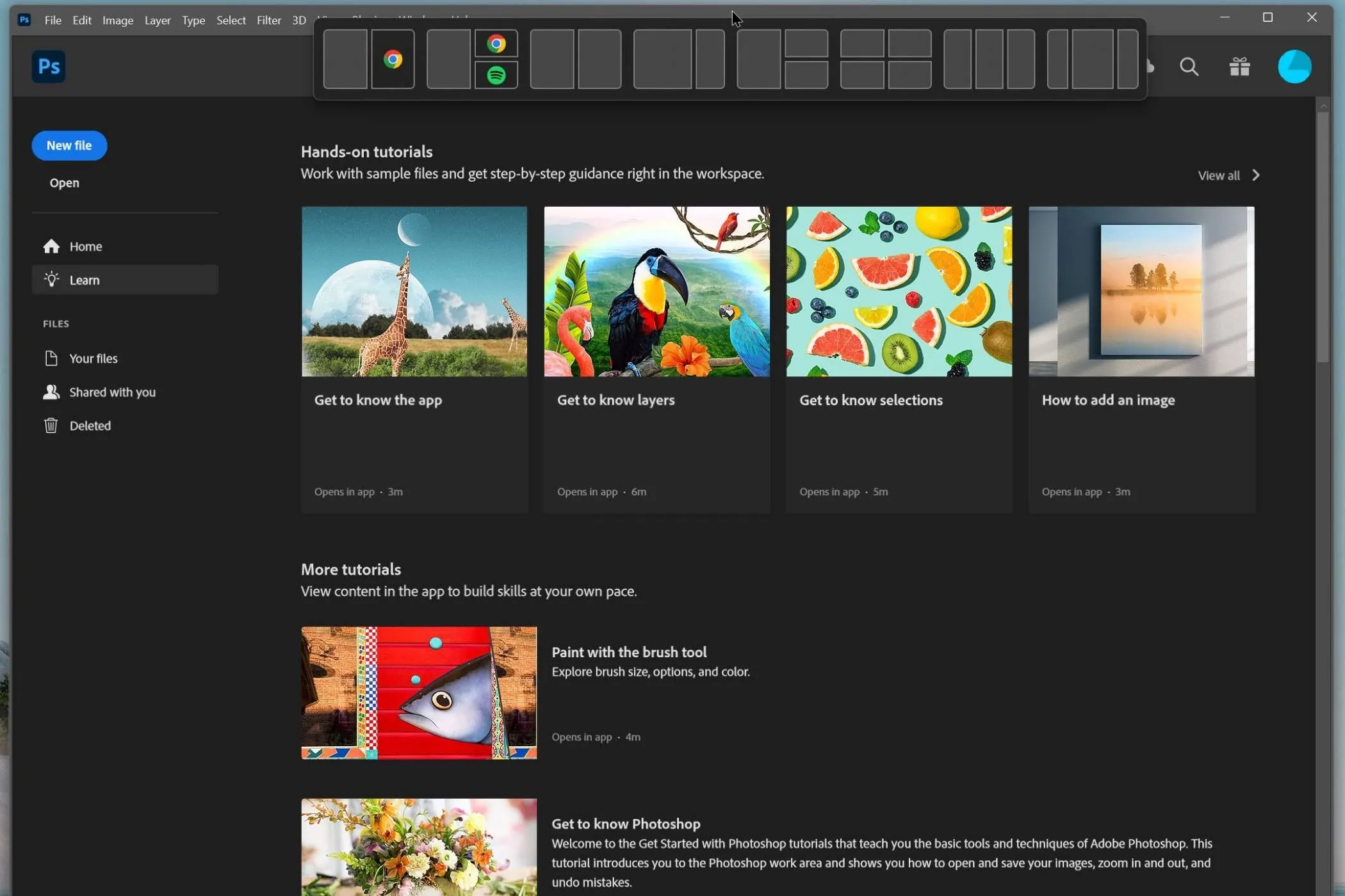 Ứng dụng Photoshop được kéo lên đỉnh màn hình, hiển thị pop-up lựa chọn bố cục Snap Layouts trên Windows
