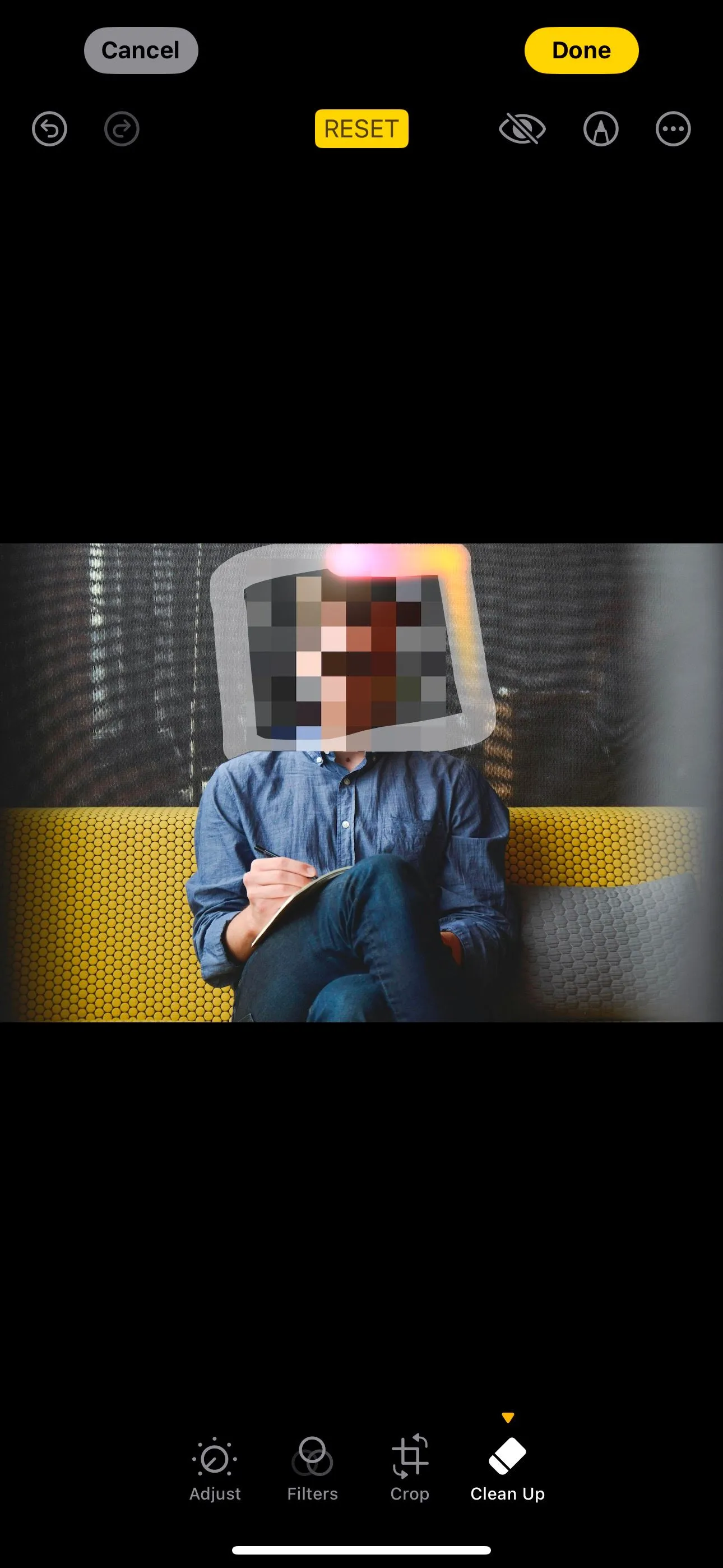 Vẽ hình vuông quanh vùng khuôn mặt đã bị pixelate để Clean Up xóa hoàn toàn khỏi ảnh trên iPhone.