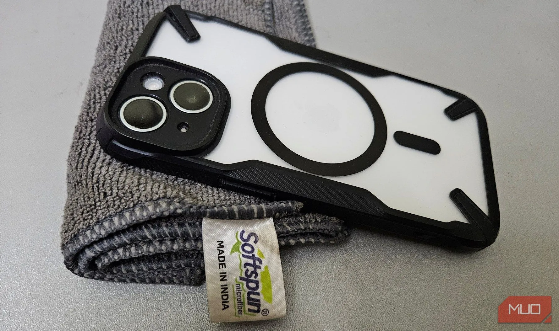 Vệ sinh ống kính camera điện thoại bằng khăn microfiber trước khi chụp ảnh đêm