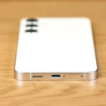 Vị trí cổng và micrô dưới cùng trên điện thoại Samsung Galaxy S24 Plus giúp vệ sinh dễ dàng.