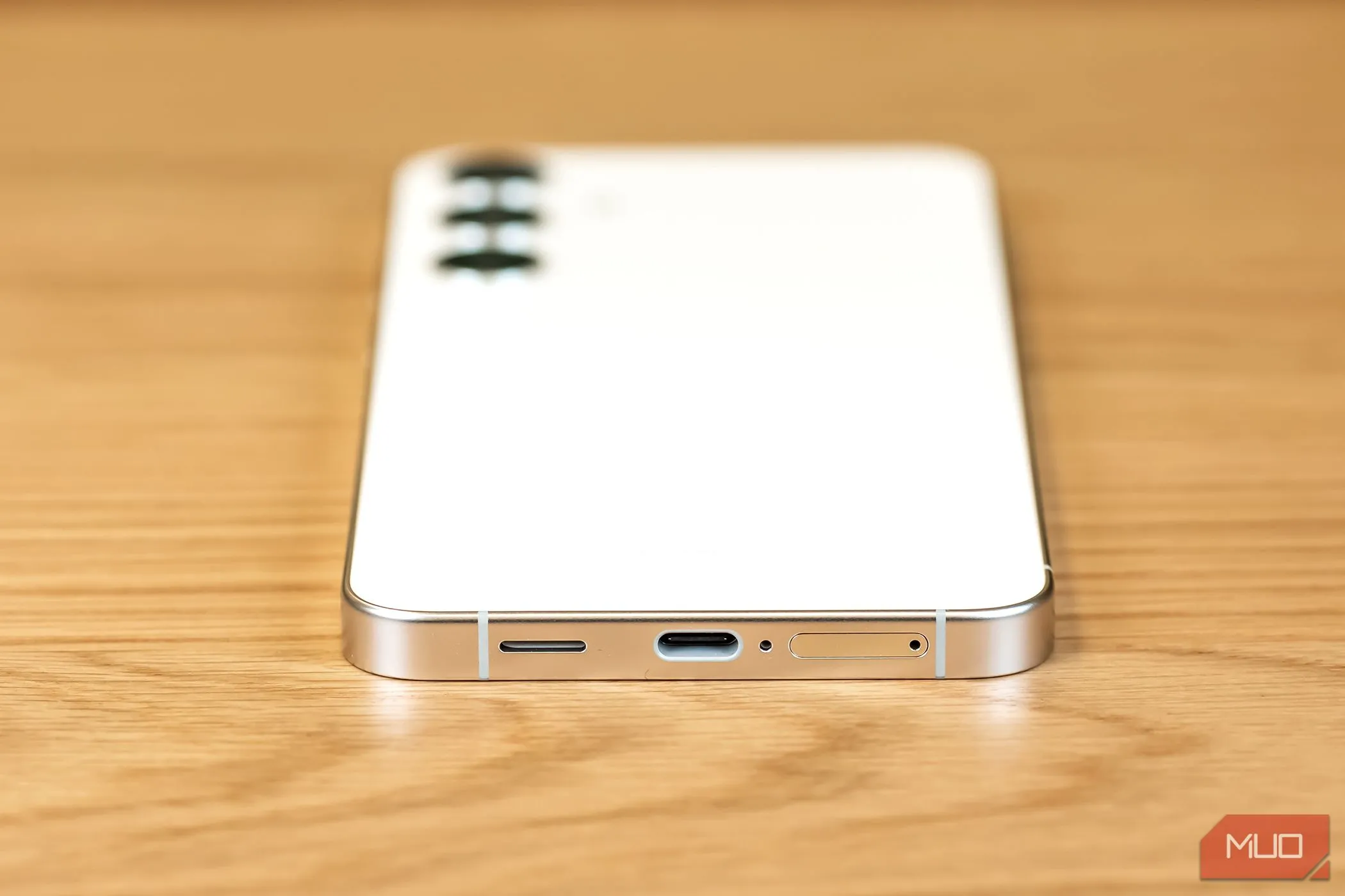 Vị trí cổng và micrô dưới cùng trên điện thoại Samsung Galaxy S24 Plus giúp vệ sinh dễ dàng.