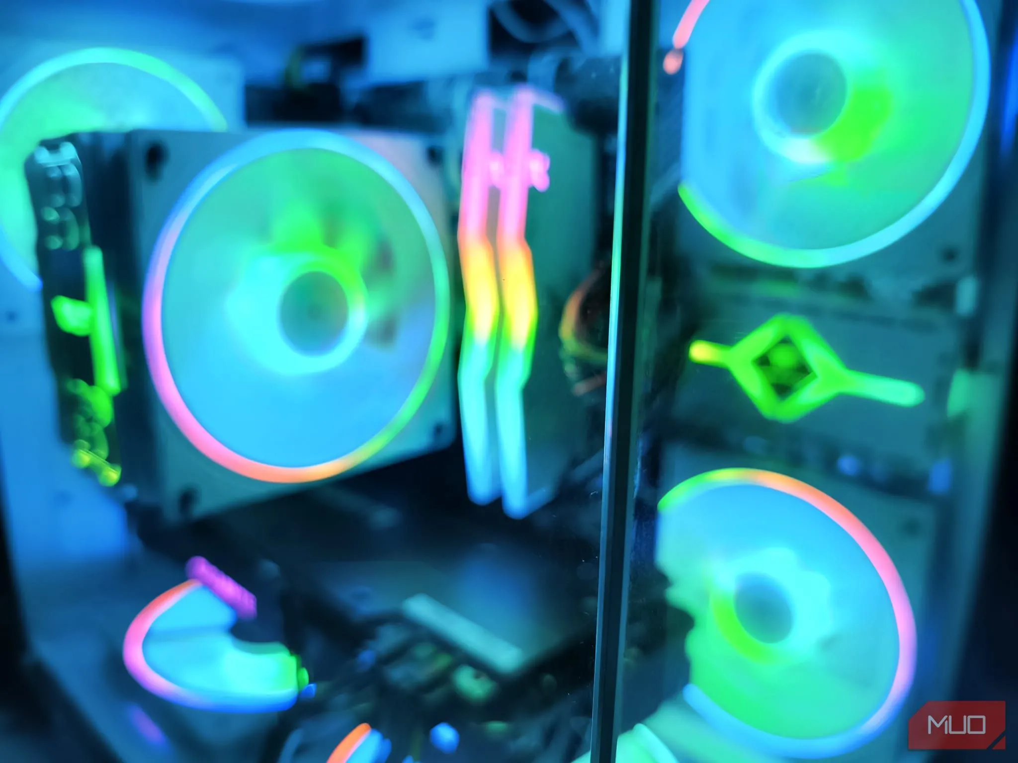 Vỏ case máy tính PC Apevia Prism-WH Micro-ATX Cube màu trắng với mặt kính