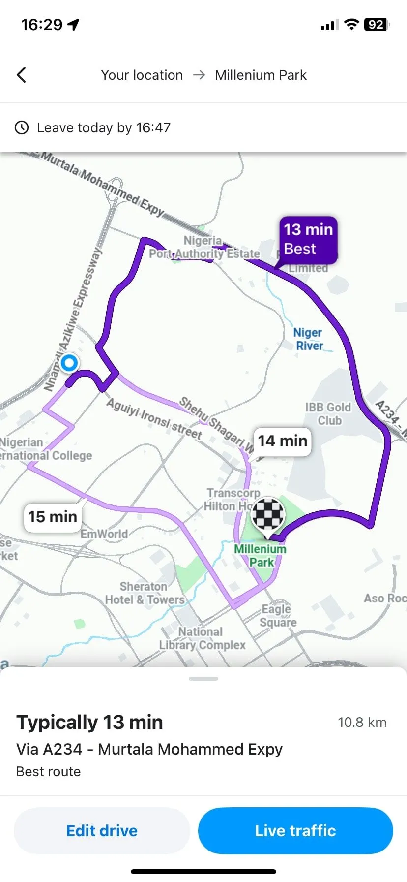 Waze đang hiển thị lộ trình điều hướng với các cảnh báo về giao thông và chướng ngại vật.