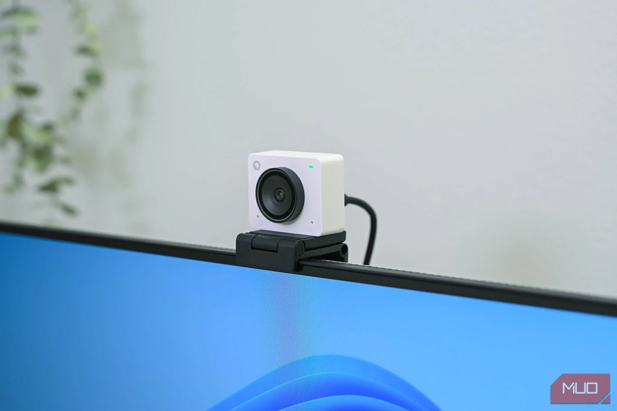 Webcam OBSBOT Meet 2 được gắn trên màn hình, giúp tối ưu vị trí và quản lý cáp cho các cuộc gọi video