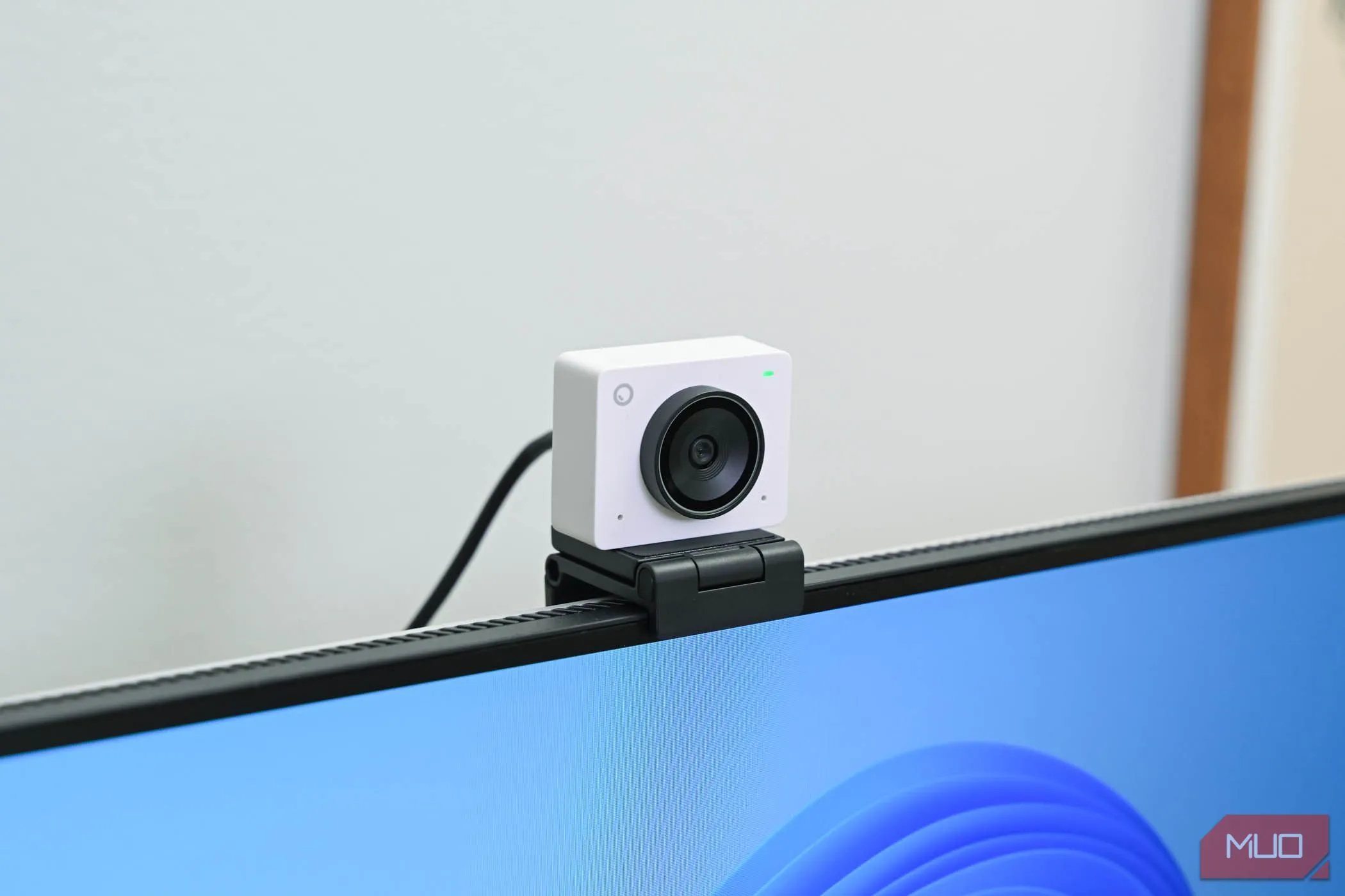 Webcam OBSBOT Meet 2 gắn trên màn hình máy tính nhìn từ góc trái