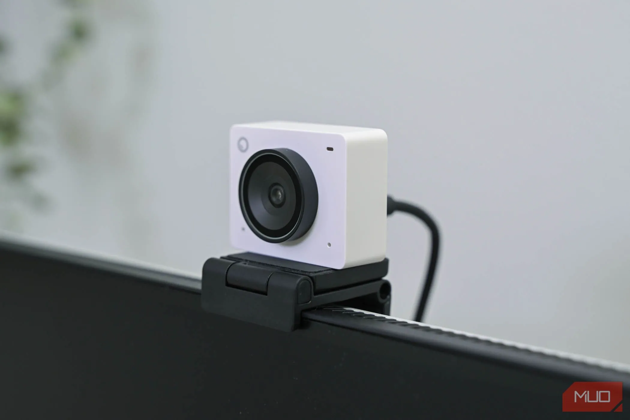 Webcam OBSBOT Meet 2 trên màn hình máy tính khi đã tắt nguồn
