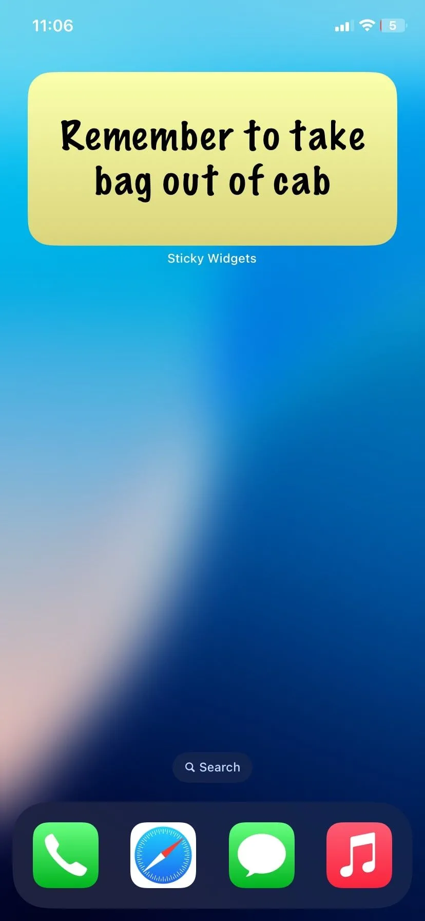 Widget ghi chú Sticky Widgets hiển thị một lời nhắc quan trọng trên màn hình chính iPhone